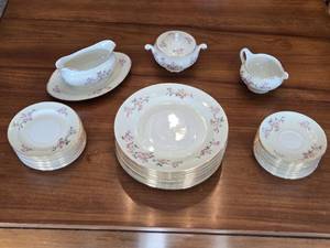 lot 91 image: Eggshell Nautilus USA Floral Pattern Fine China Set