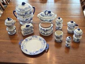 lot 92 image: Vintage Blue Onion Style Ceramic Kitchenware Collection