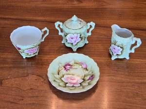 lot 93 image: Vintage Lefton China Floral Pattern Creamer and Sugar Set