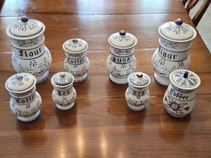 lot 94 image: Set of 7 Vintage Ceramic Canisters Heritage by Royal Sealy