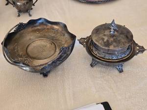 lot 98 image: Rockford Silver Co. Quadruple Plated Silver Serving Bowl and Covered Dish Set