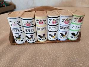 lot 114 image: Royal Sealy Japan Spice Shaker Set with Wooden Holder