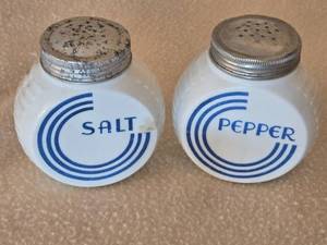 lot 116 image: Vintage Milk Glass Salt and Pepper Shaker Set