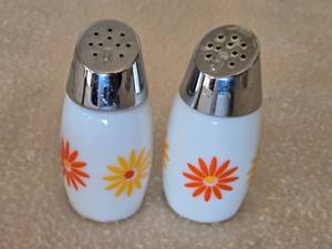 lot 123 image: Floral Milk Glass Salt and Pepper Shakers