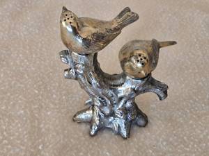 lot 126 image: Vintage Bird Shaped Salt and Pepper Shakers in Branch Shaped Holder