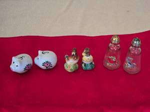 lot 127 image: Ceramic Animal and Glass Bird, Pig Salt and Pepper Shaker Set