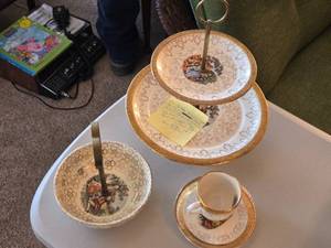 lot 148 image: Vintage Sabin Crest-O-Gold 22K Gold Colonial Dessert Set