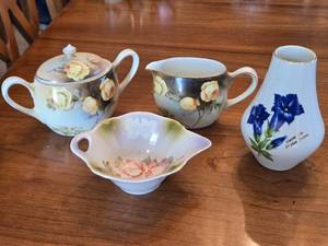 lot 152 image: Bavaria Porcelain Pieces with Floral Designs