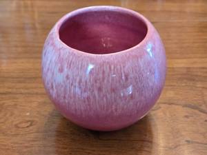 lot 156 image: Haeger Pottery Pink Glazed Vase