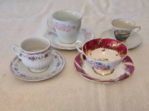 lot 172 image: 4 Vintage Teacup and Saucer Sets from Various Manufacturers - Paragon (England), Bavaria Germany, Made in China, and Inarco(Japan)
