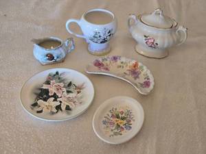 lot 175 image: Vintage Floral Porcelain Dishes and Serveware