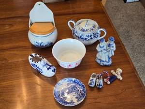 lot 178 image: Dutch-Themed Blue and White Porcelain Decor - Nippon, Teleflora and More