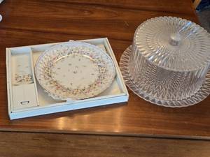 lot 184 image: Decorative Porcelain Plate Set with Cake Server and Plastic Cake Dome