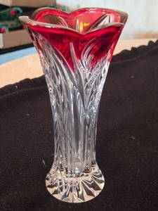 lot 186 image: Elegant Red and Clear Crystal Vase