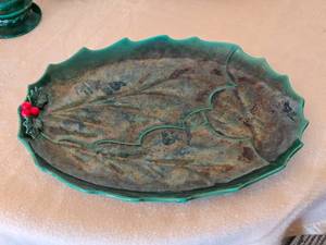 lot 194 image: Vintage Leftons Ceramic Green Holly Leaf & Berries Serving Platter