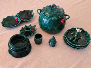lot 198 image: Vintage Leftons Ceramic Green Holly Leaf & Berries Bean Pot, Saucers, Candle Holders and a little Elf