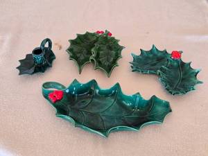 lot 201 image: Vintage Grean Holiday Leaf-Shaped Ceramic Dish Set