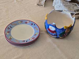 lot 207 image: St. Nicholas Square 1998 Christmas Plates, Home Santa Bowl