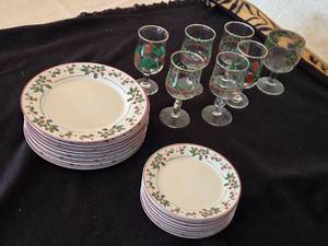 lot 210 image: Gibson Everyday Christmas Holly Dinnerwared Set, Glasses