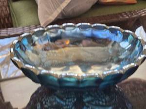 lot 217 image: Vintage Carnival Glass Bowl with Embossed Base