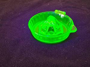 lot 226 image: Vintage Green Uranium Glass Citrus Reamer Juicer