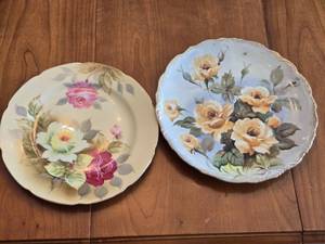 lot 242 image: 2 Floral Decorative Plates - 1 by Lefton