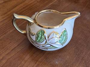 lot 252 image: Vintage Hull Pottery Art H-21-3 34 Creamer with Floral Design