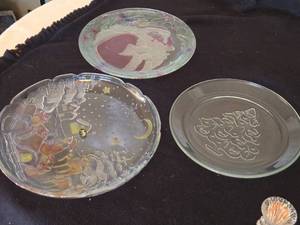 lot 259 image: 3 Decorative Christmas Themed Glass Plates