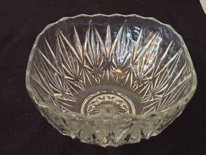 lot 273 image: Beautiful Cut Glass Bowl with Starburst Design