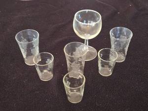 lot 285 image: 7 Vintage Etched Glassware with Grape Design