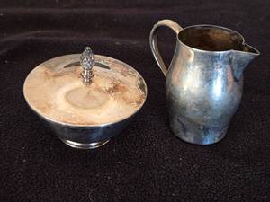 lot 295 image: Paul Revere Reproduction Oneida Silversmiths Creamer and Sugar Bowl Set
