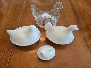 lot 297 image: 4 Hen on Nest Covered Dishes in Glass and Milk Glass