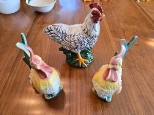 lot 298 image: 3 Ceramic Rooster and Chicken Figurines