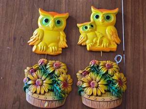 lot 300 image: Set of 4 Vintage Owl and Sunflower Wall Plaques