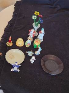 lot 306 image: Collection of Small Decorative Items Including Figurines and Dishware
