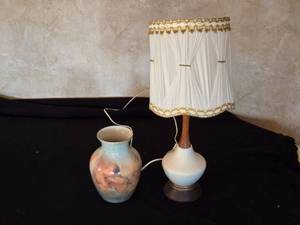 lot 315 image: Vintage Ceramic Lamp with Decorative Vase Set