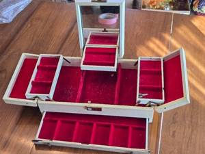 lot 318 image: Vintage Jewelry Box with Red Velvet Lining and Key