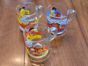 lot 331 image: 3 Garfield Glass Mugs with Comic Strips Design