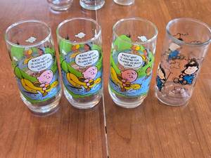 lot 333 image: 4 Camp Snoopy Collector Glasses with Colorful Designs