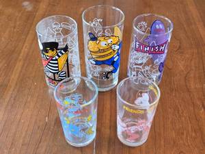 lot 334 image: 5 Vintage McDonalds and Other Character Glasses