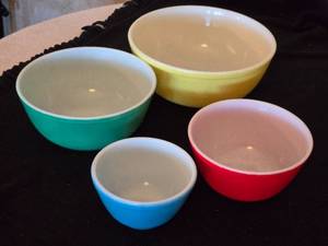 lot 338 image: 4 Vintage Pyrex Mixing Bowls in Primary Colors