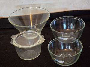lot 339 image: 4 Glass Mixing and Storage Bowls with Lid