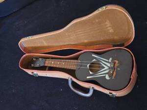 lot 342 image: Ukulele with Geib Chicago Case