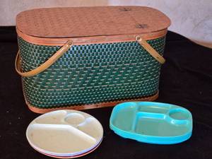 lot 346 image: Vintage Woven Picnic Basket with Assorted Melamine Plates