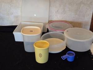 lot 355 image: Collection of Assorted Plastic Storage Containers