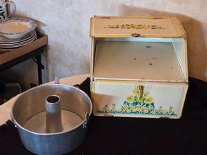 lot 356 image: Vintage Metal Bread Box with Floral Print and Bundt Pan