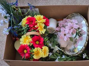lot 367 image: Lot of Artificial Floral Arrangements and Decorative Candle