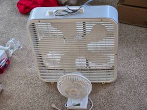 lot 370 image: Lot of 2 Electric Fans - Box Fan and Small Desk Fan