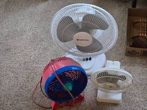 lot 371 image: Lot of 3 Desk Fans Comfort Zone Large, Mid-size, and Pink Small Fan
