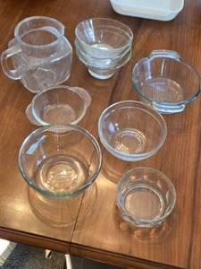 lot 379 image: Assorted Glass Bowls and Mugs